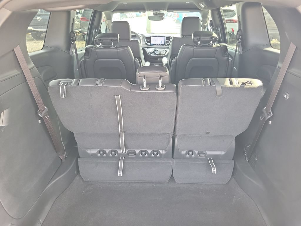 Used 2025 Chrysler Pacifica Select FWD image 10