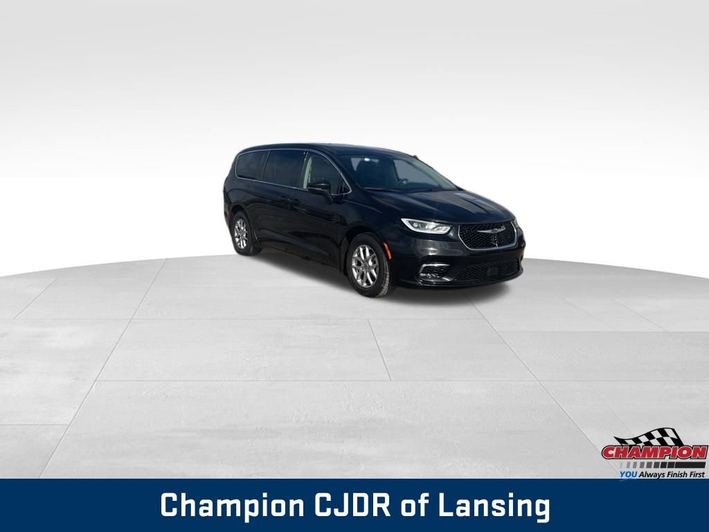 Used 2023 Chrysler Pacifica Touring-L image 6