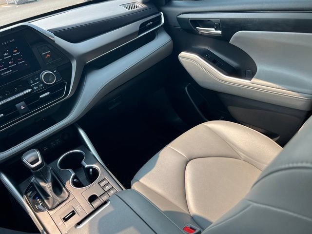 Used 2023 Toyota Highlander XLE AWD/4WD image 15