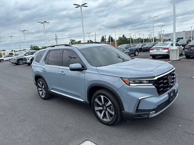 Used 2025 Honda Pilot Touring image 2