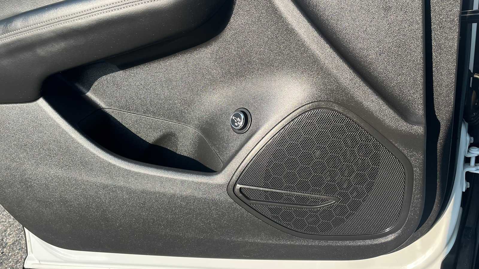 Used 2022 Buick Envision Essence w/ Safety Package image 13