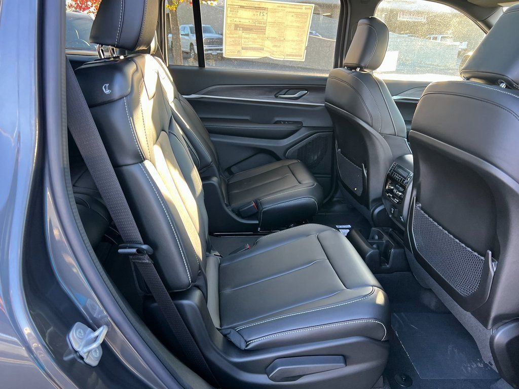 New 2025 Jeep Grand Cherokee L Limited w/ Black Appearance Package image 15