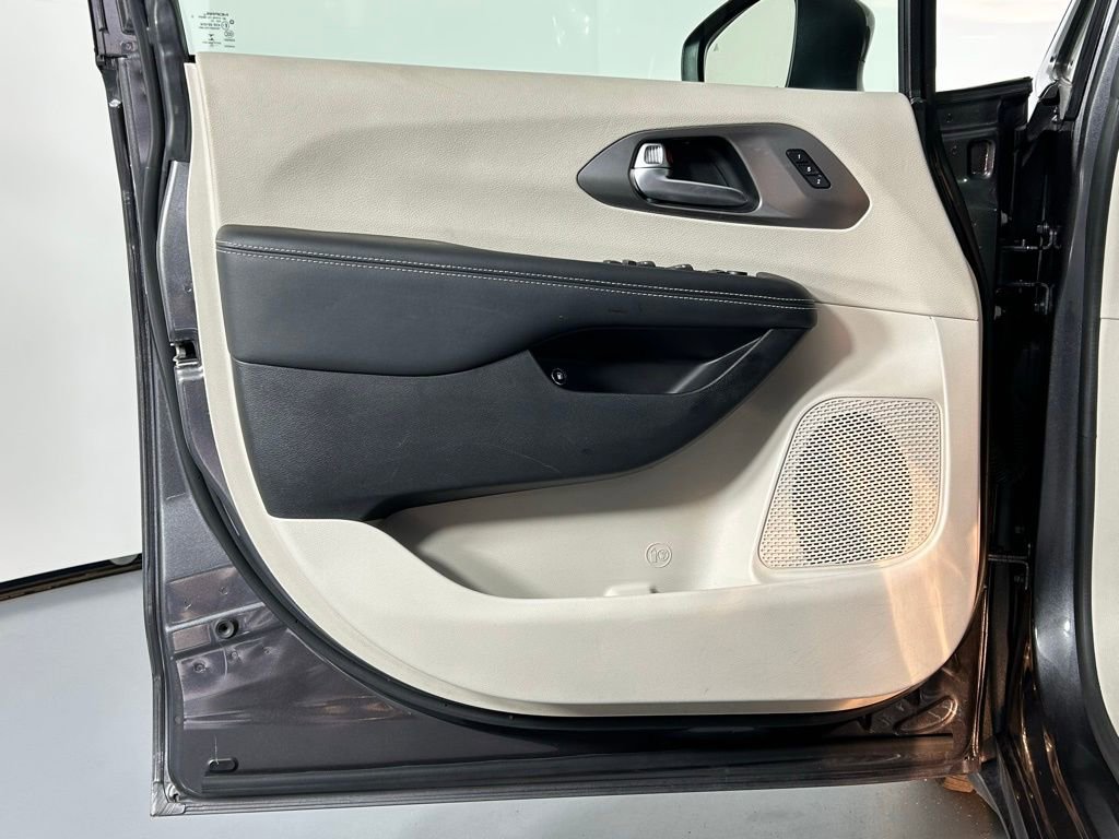 Used 2023 Chrysler Pacifica Touring-L image 33