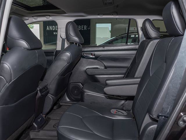 Used 2021 Toyota Highlander XLE AWD/4WD image 19