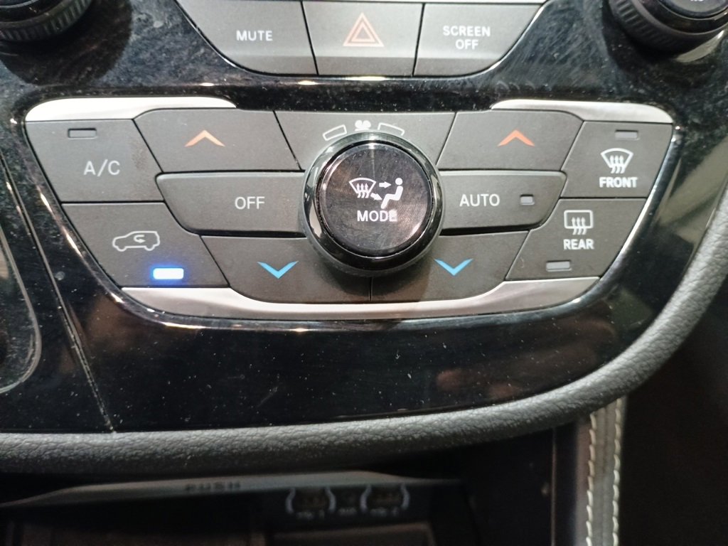 Used 2023 Chrysler Pacifica Limited w/ Uconnect Theater Family Group image 37