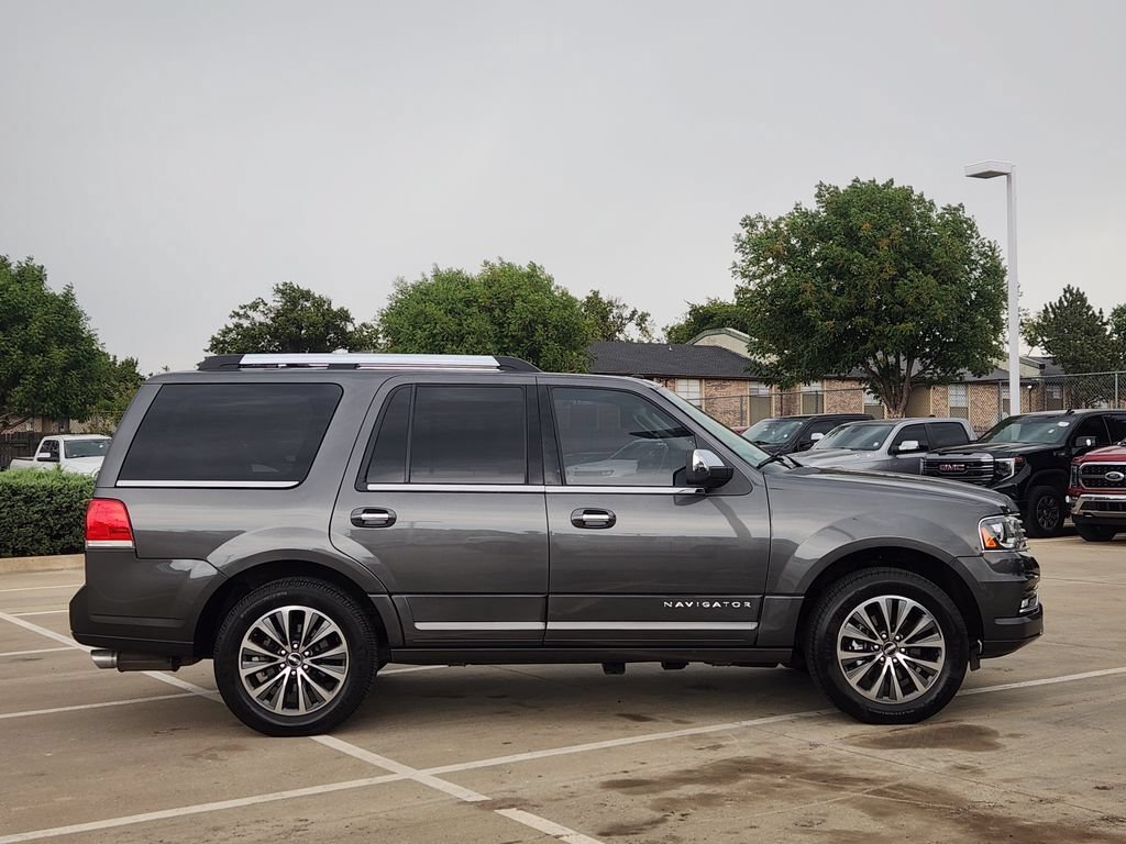 Used 2017 Lincoln Navigator Select RWD image 4