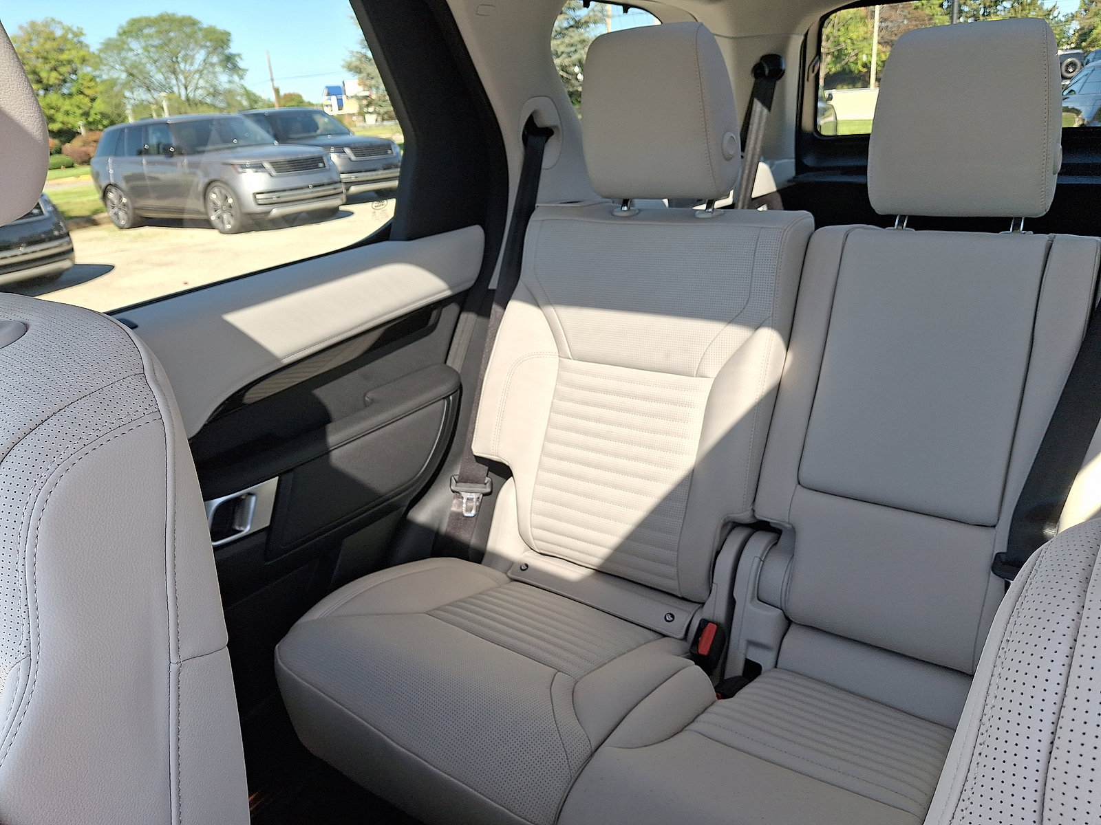 New 2026 Land Rover Discovery S image 15