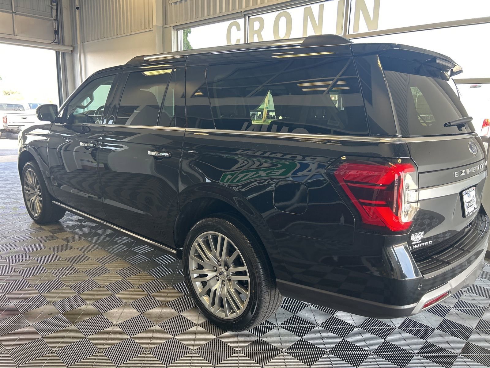 Used 2024 Ford Expedition Max Limited AWD/4WD image 4
