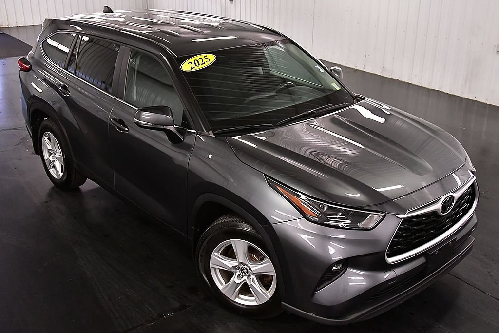 Used 2023 Toyota Highlander LE AWD/4WD image 13