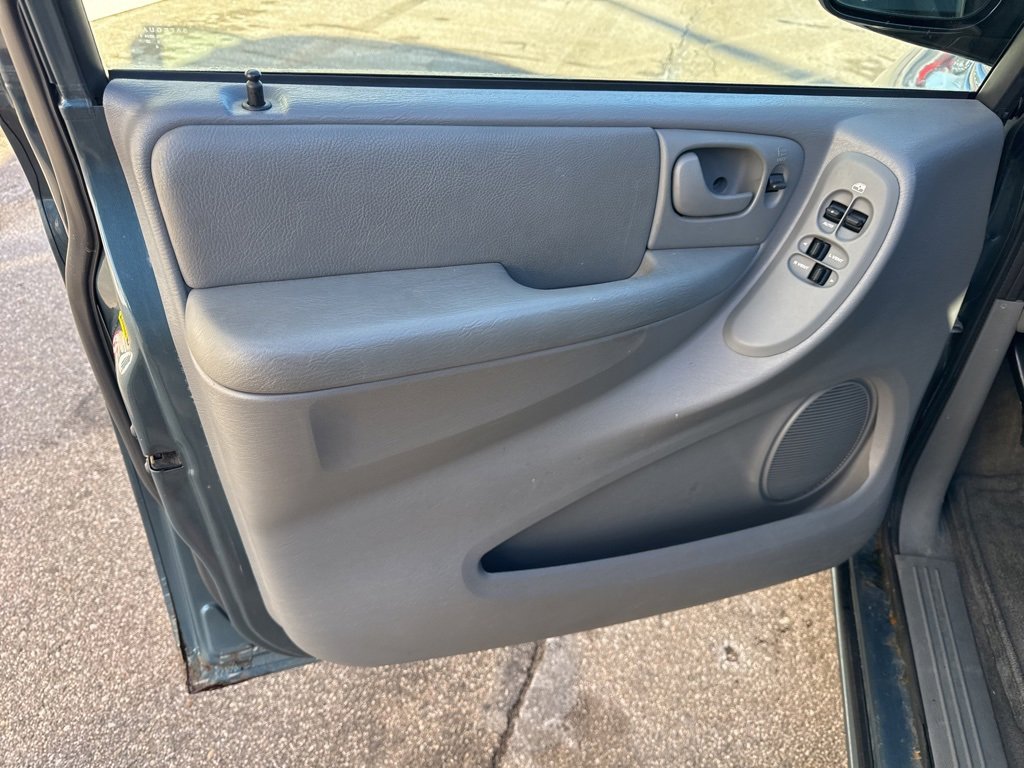 Used 2005 Dodge Grand Caravan SXT image 10