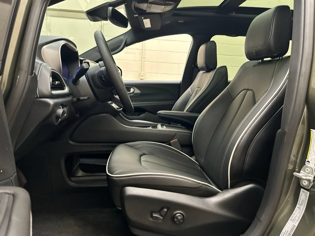New 2027 Chrysler Pacifica Limited FWD image 7