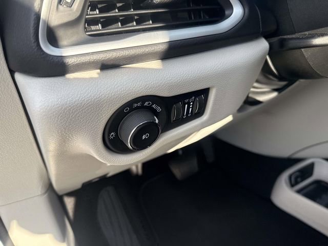 Used 2024 Chrysler Pacifica Touring-L image 27