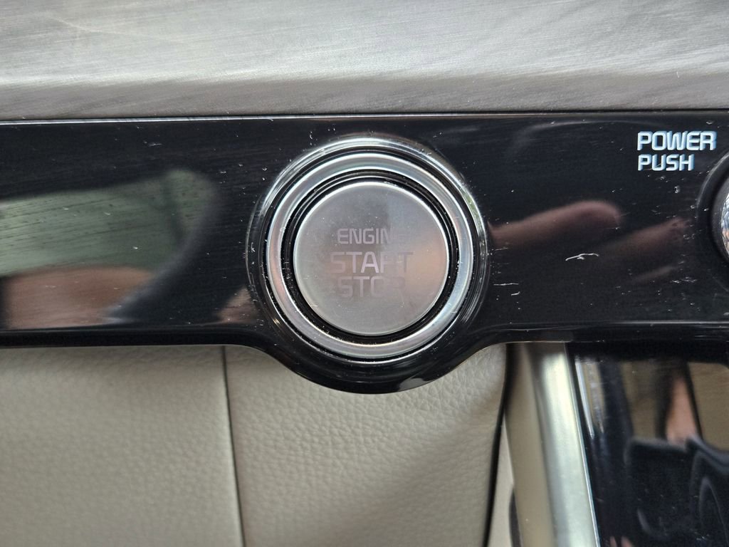 Used 2024 Kia Carnival EX FWD image 23
