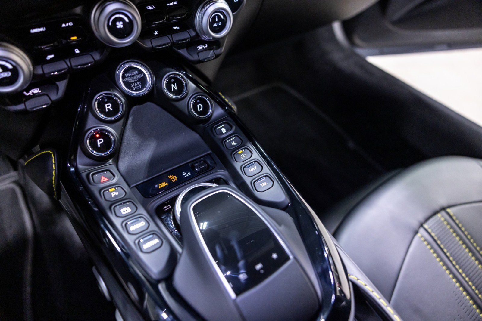 Used 2022 Aston Martin V8 Vantage Coupe RWD image 49