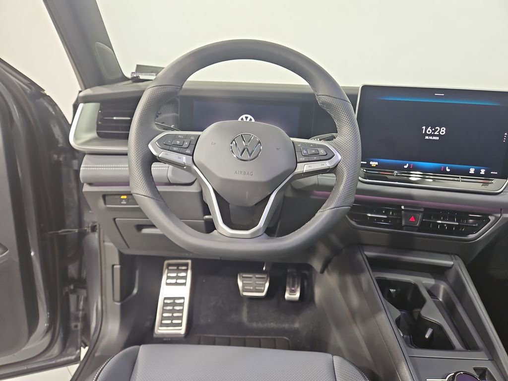 New 2026 Volkswagen Tiguan SE R-Line image 13