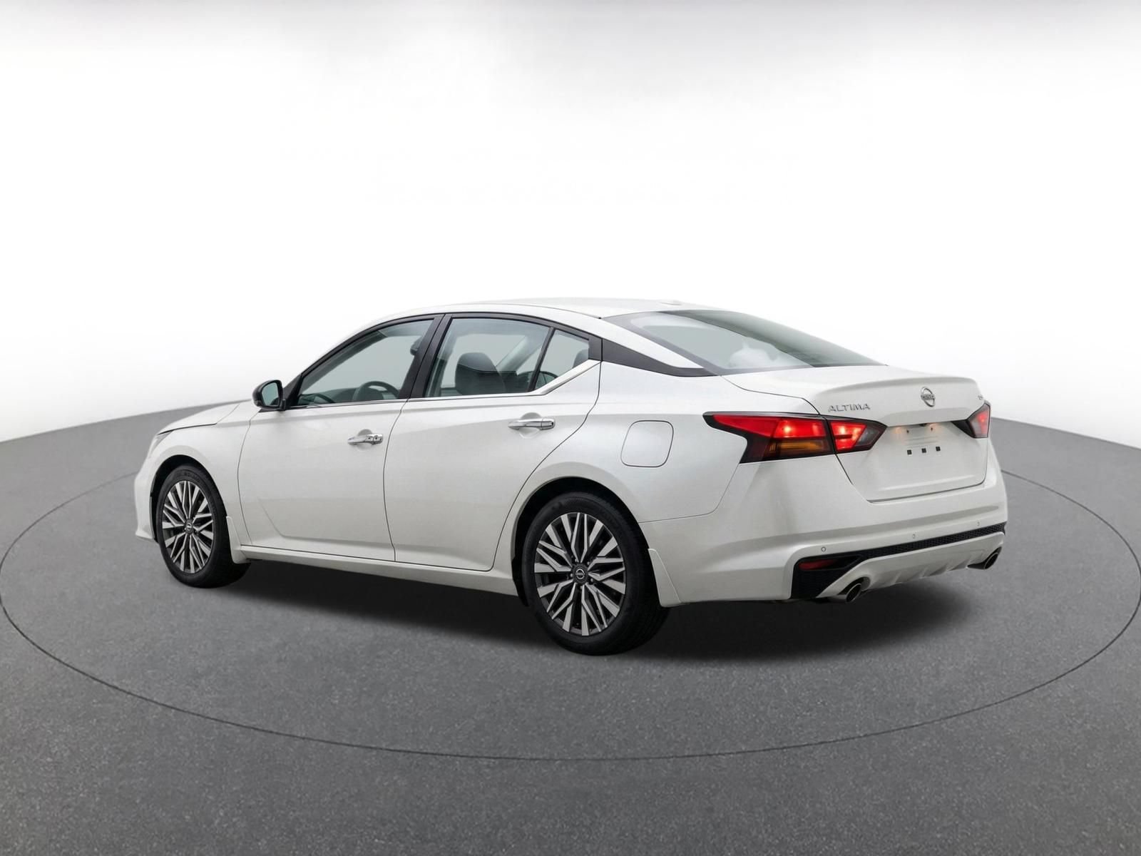 Used 2025 Nissan Altima 2.5 SV FWD image 6