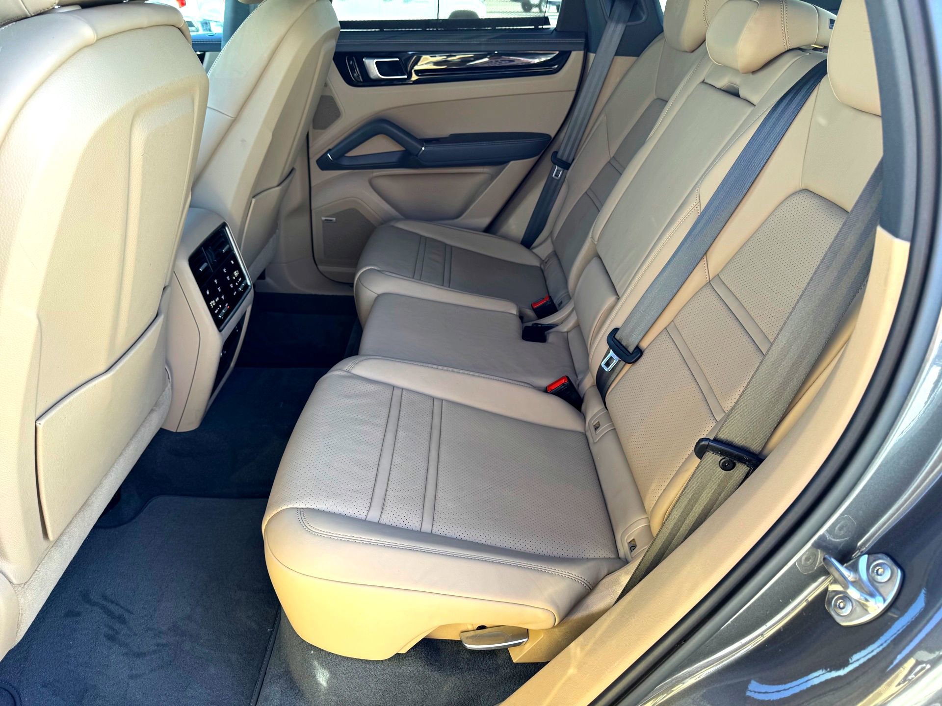 Used 2021 Porsche Cayenne S image 23