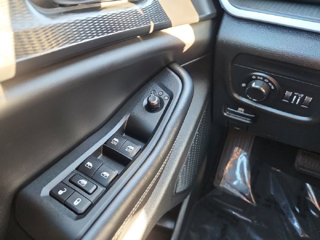 Used 2025 Jeep Grand Cherokee Altitude AWD/4WD image 38