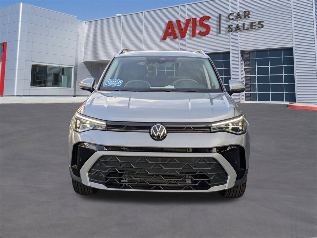 Used 2025 Volkswagen Taos SE image 2