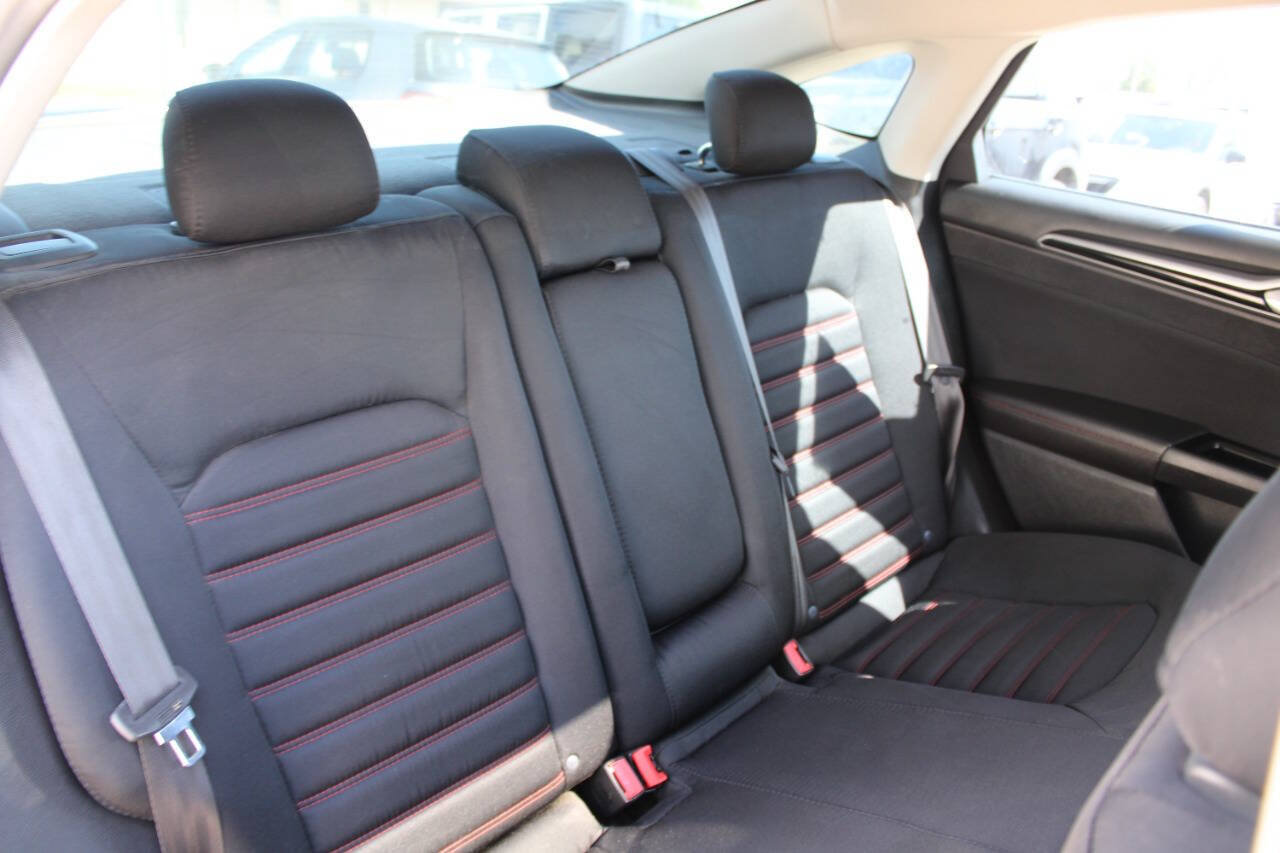 Used 2015 Ford Fusion SE w/ Equipment Group 201A FWD image 11