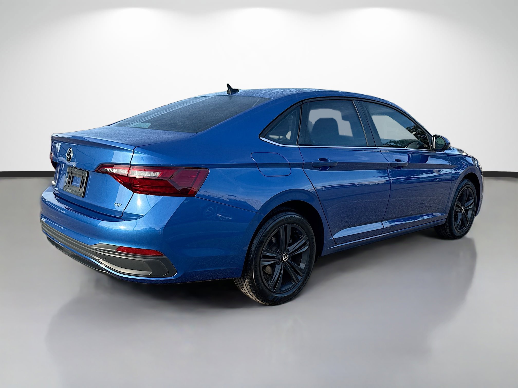 Used 2023 Volkswagen Jetta SE w/ Panoramic Sunroof Package image 3