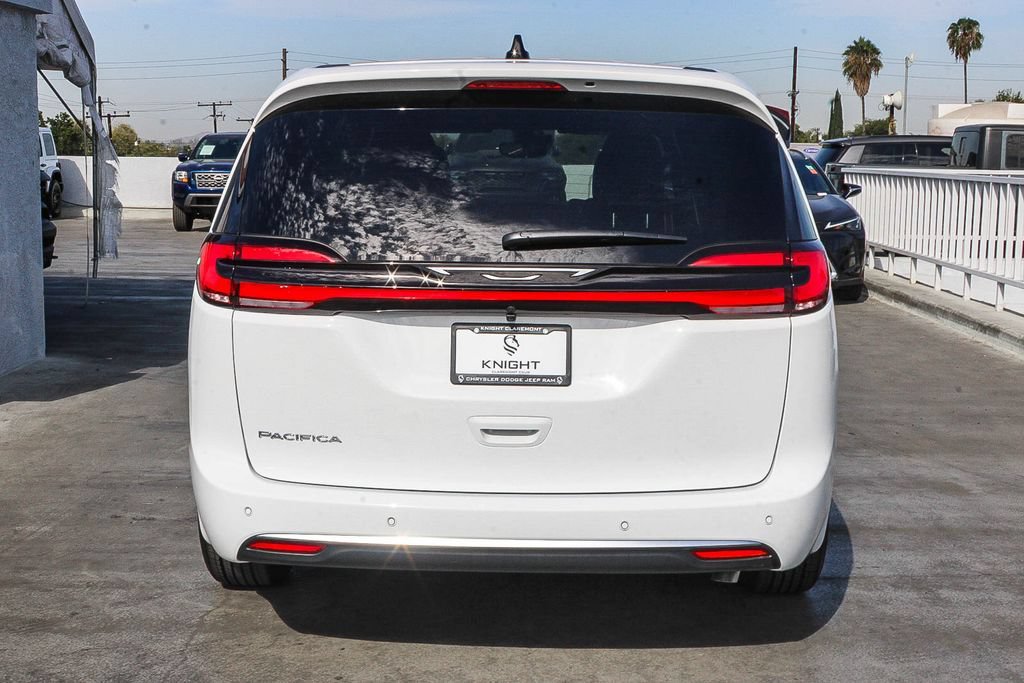 New 2027 Chrysler Pacifica Select FWD image 8