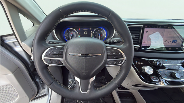 Used 2024 Chrysler Pacifica Touring-L FWD image 17