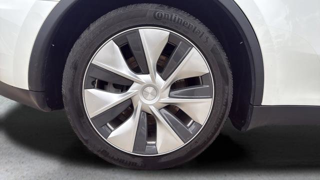 Used 2024 Tesla Model Y 2WD image 13