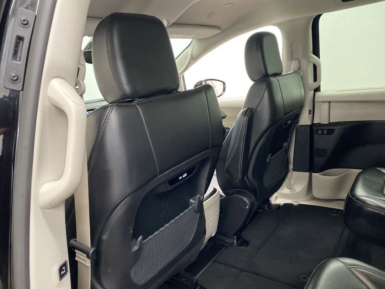 Used 2024 Chrysler Pacifica Touring-L FWD image 16