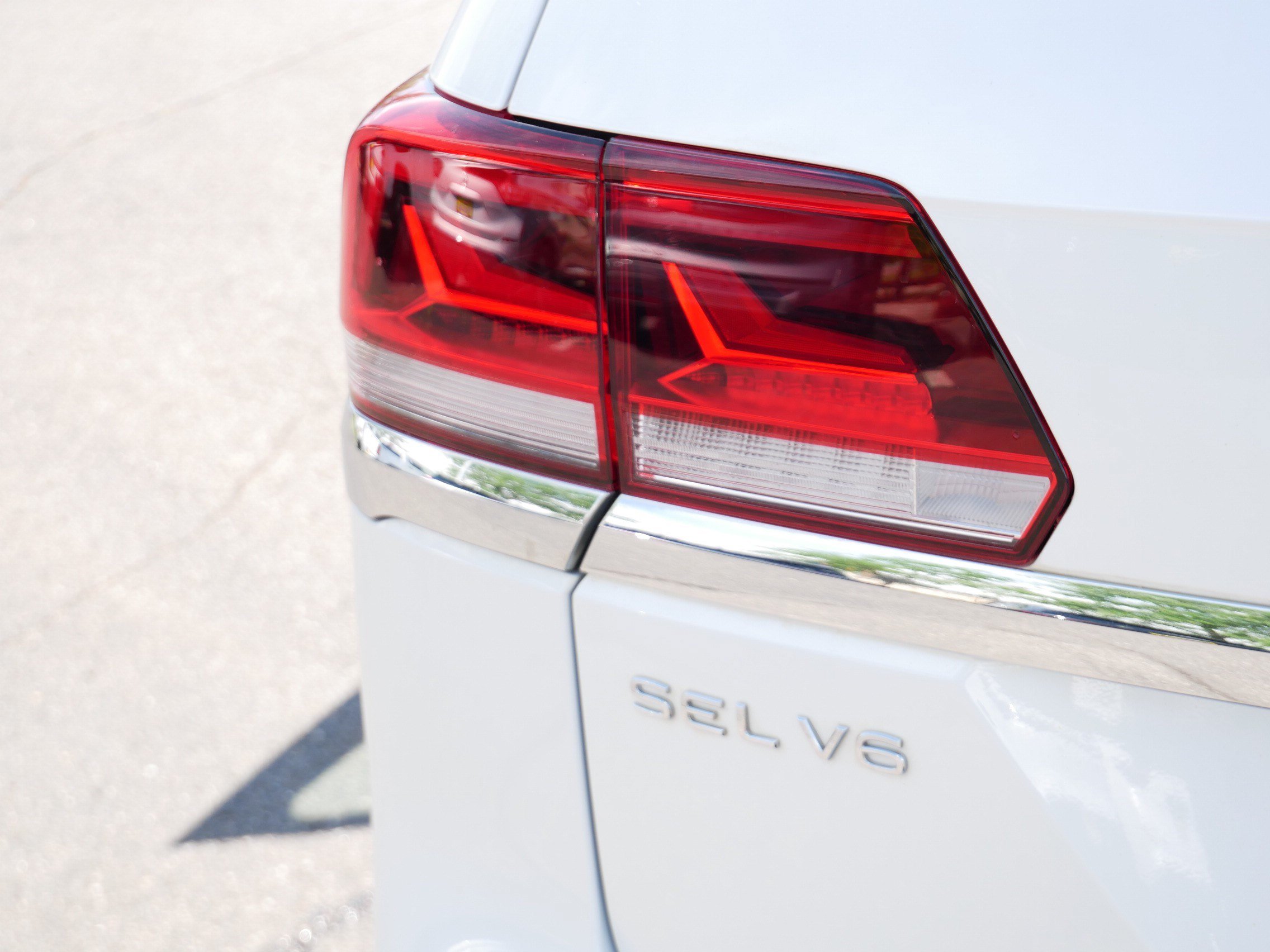 Used 2023 Volkswagen Atlas SEL AWD/4WD image 16