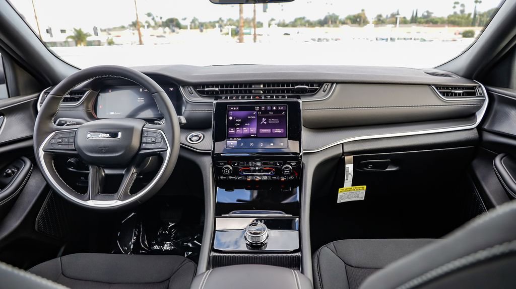 New 2025 Jeep Grand Cherokee Laredo X w/ Luxury Tech Group I image 13