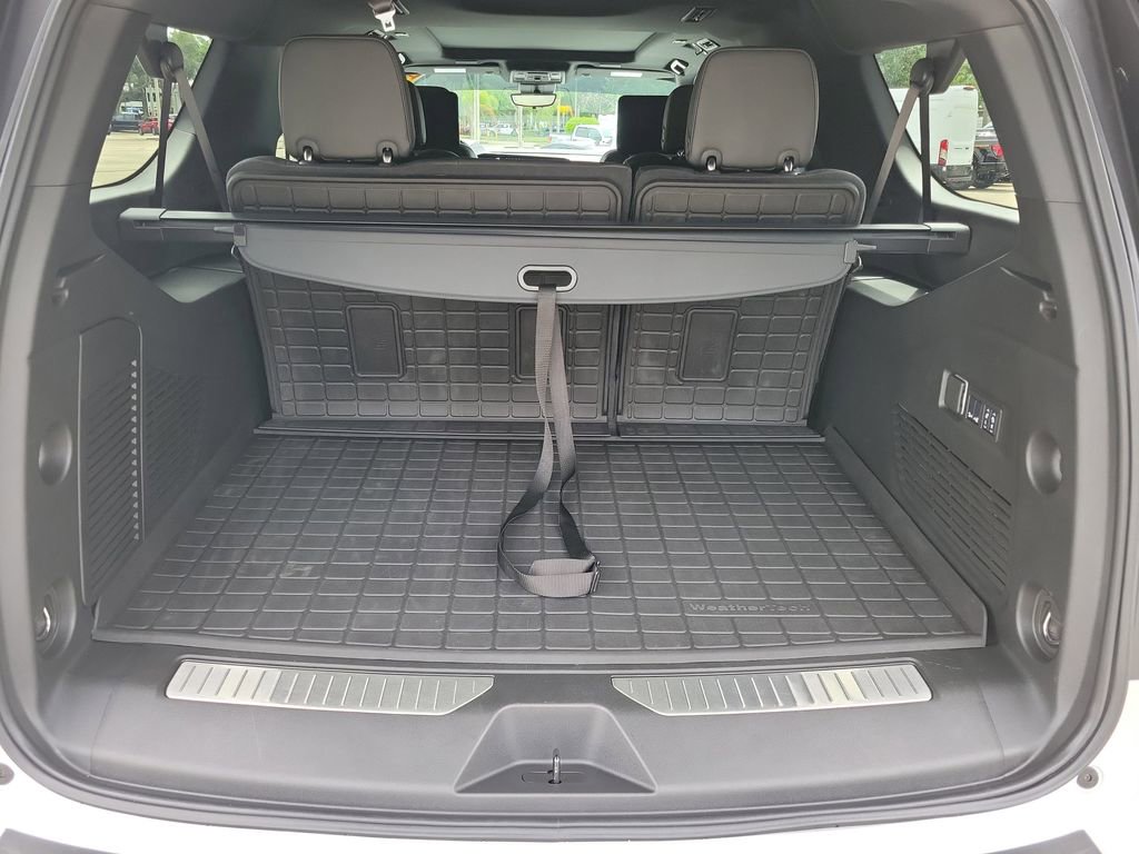 Used 2025 Chevrolet Suburban High Country AWD/4WD image 10