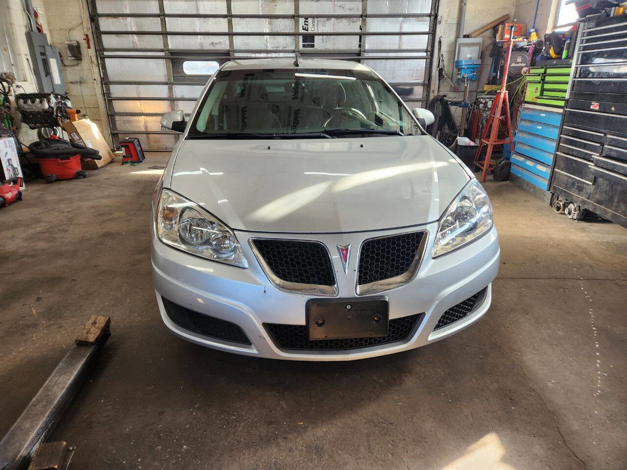 Used 2010 Pontiac G6 Base 4dr Sedan image 2