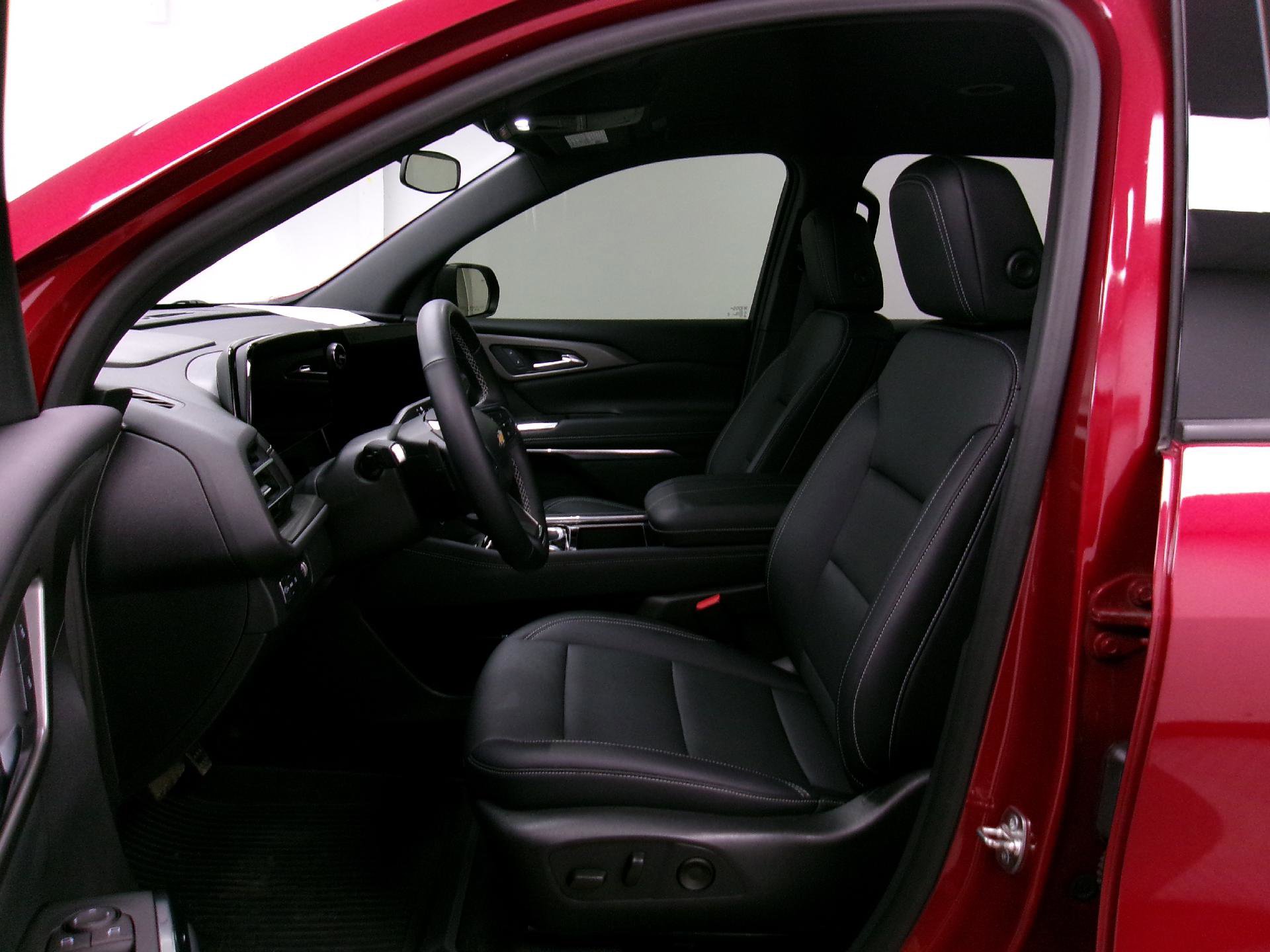 Certified 2025 Chevrolet Traverse LT w/ Driver Confidence Package image 10