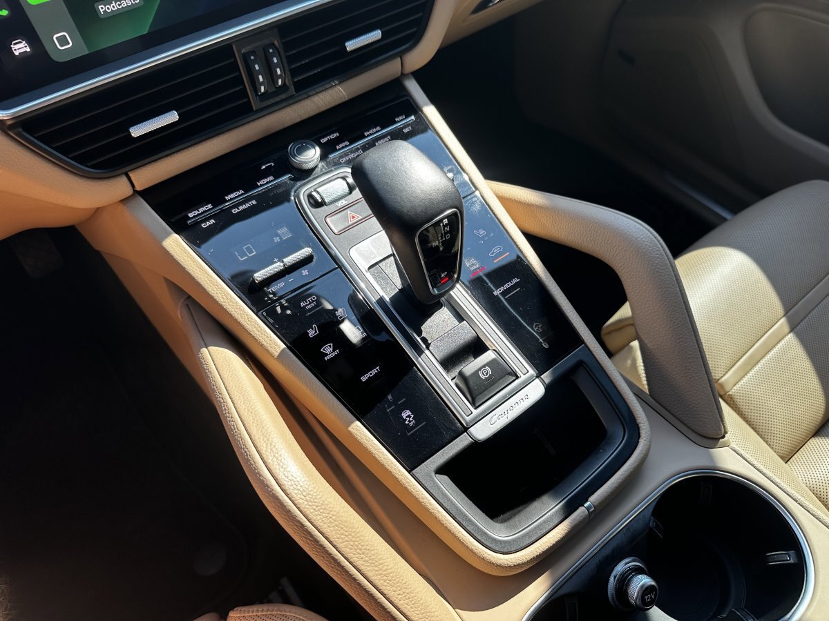 Used 2022 Porsche Cayenne Platinum Edition image 32