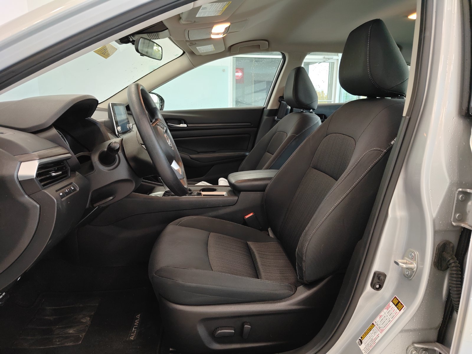 Used 2025 Nissan Altima 2.5 SV FWD image 11