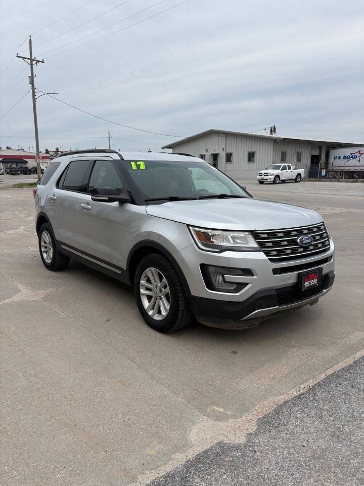 Used 2017 Ford Explorer XLT w/ Equipment Group 202A FWD image 2