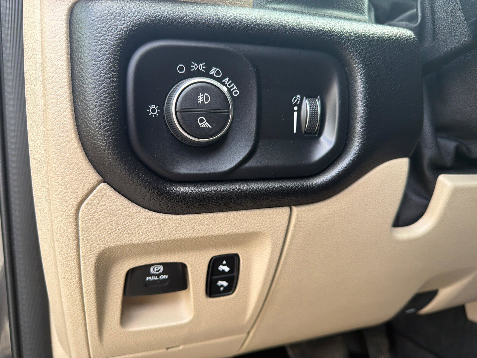 Used 2020 RAM 1500 4x4 Crew Cab image 12