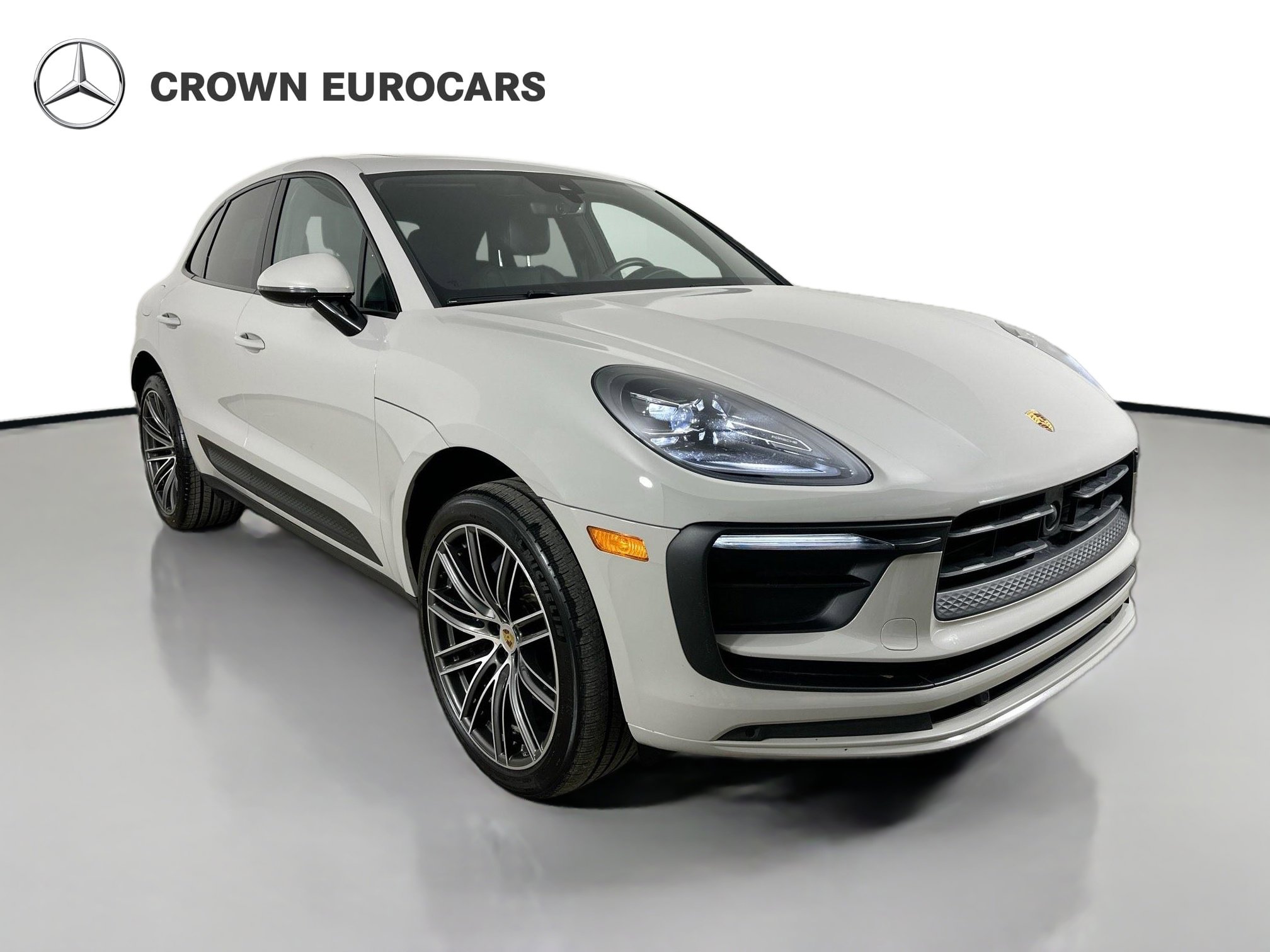 Used 2023 Porsche Macan AWD/4WD image 3