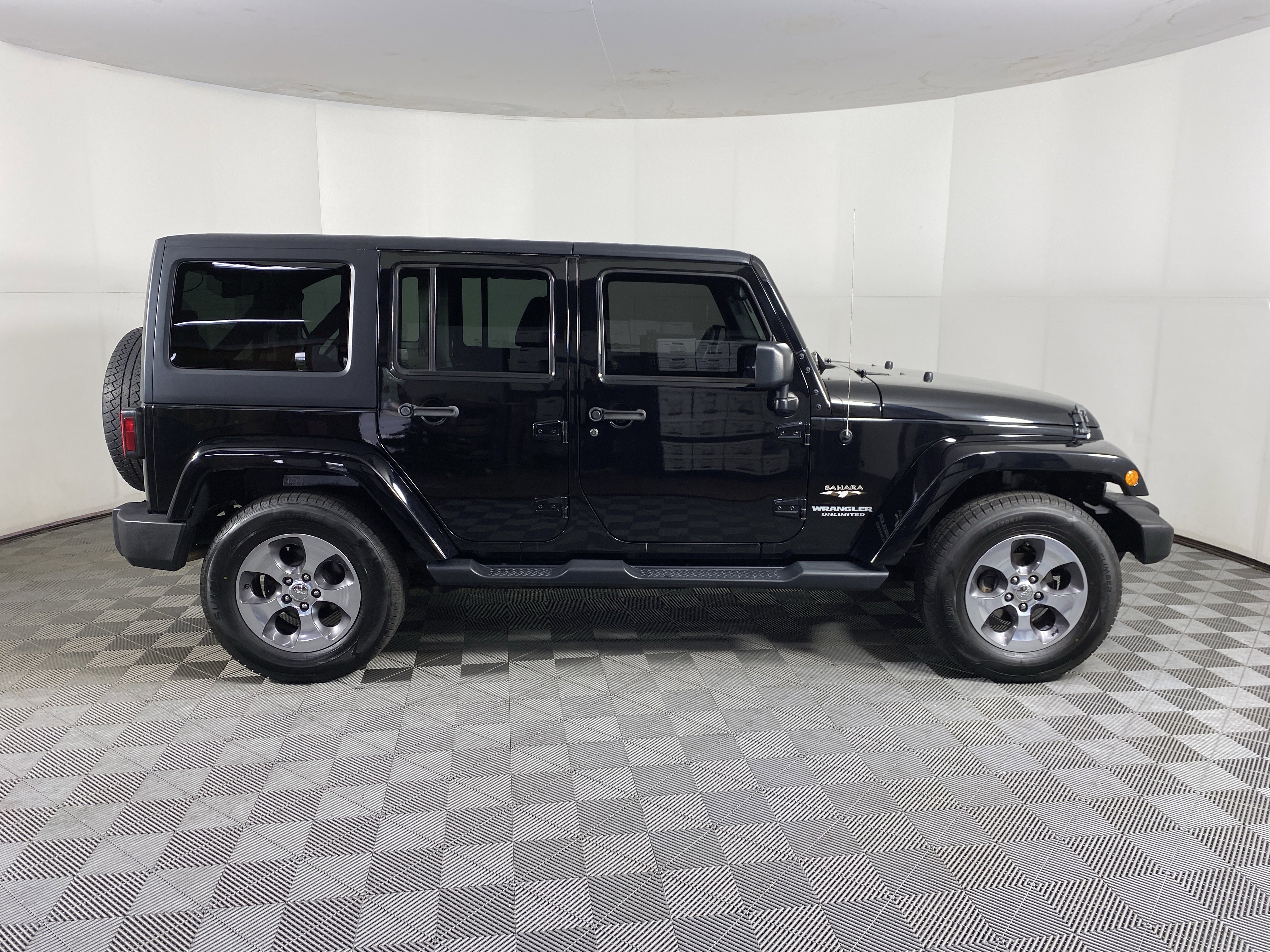 Used 2017 Jeep Wrangler Unlimited Sahara w/ Dual Top Group AWD/4WD image 5