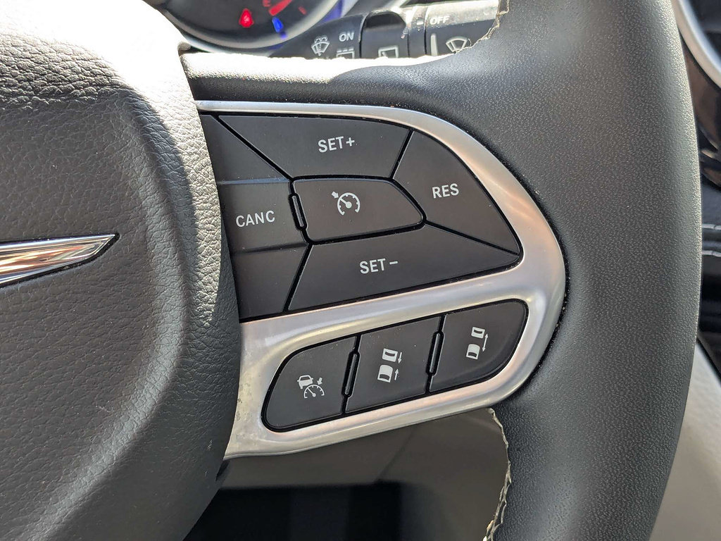 Certified 2023 Chrysler Pacifica Limited FWD image 29