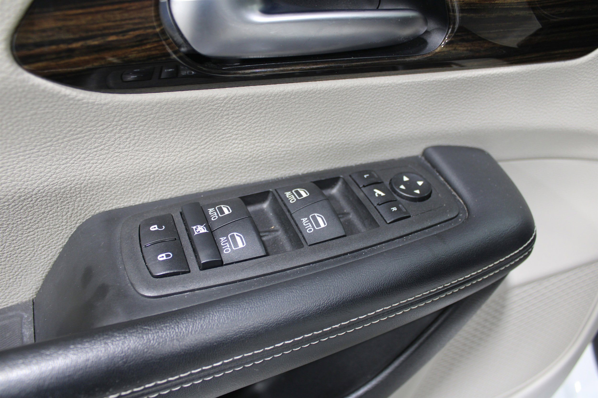 Used 2023 Chrysler Pacifica Limited image 7