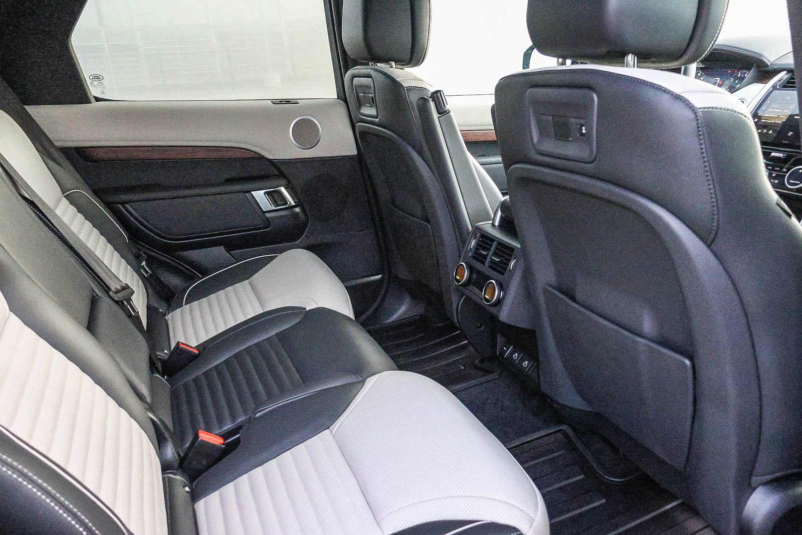 Used 2024 Land Rover Discovery Dynamic SE image 19