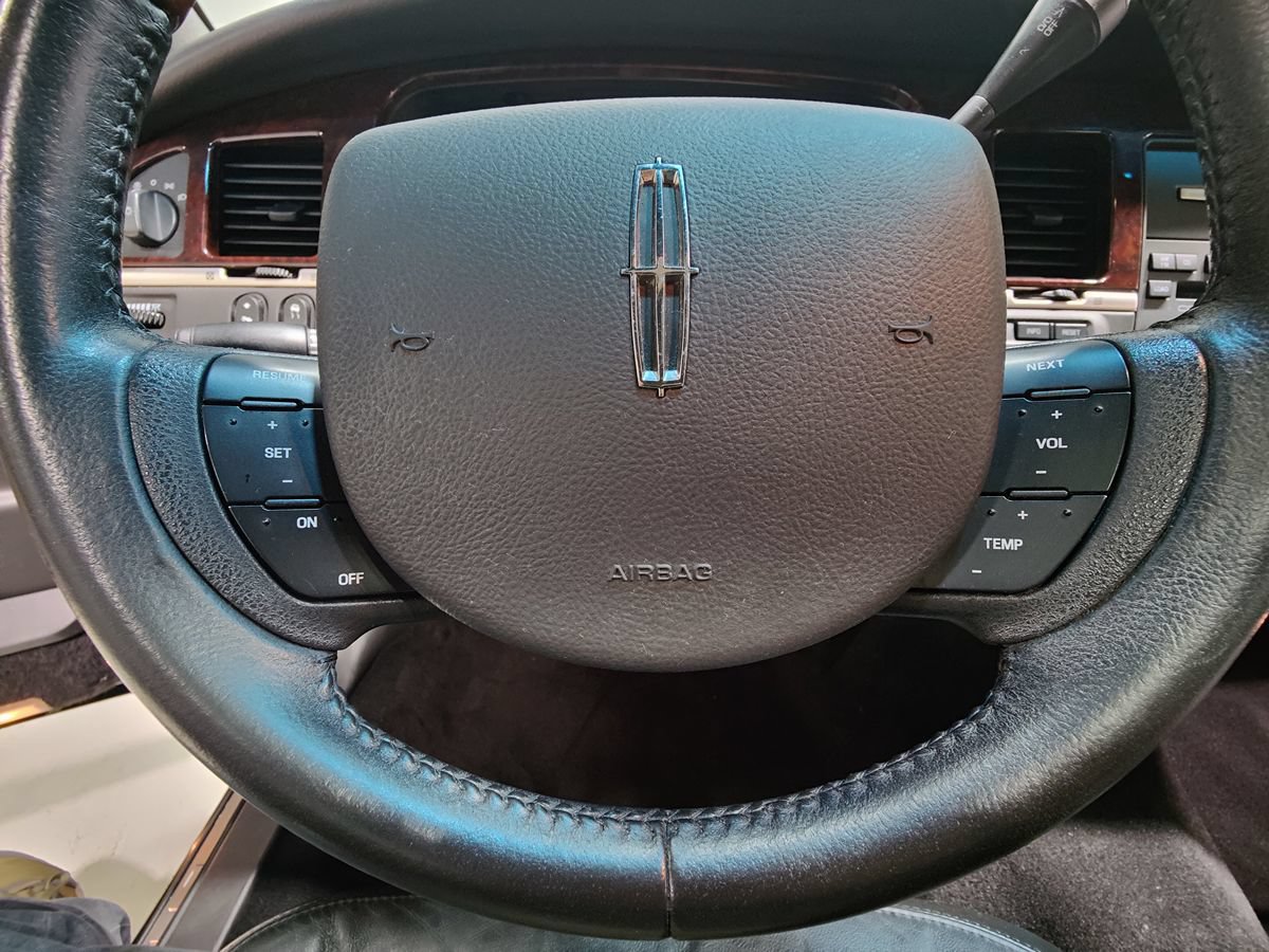 Used 2008 Lincoln Town Car Signature Limited RWD image 31