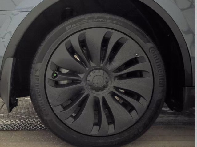 Used 2022 Tesla Model Y Long Range image 18