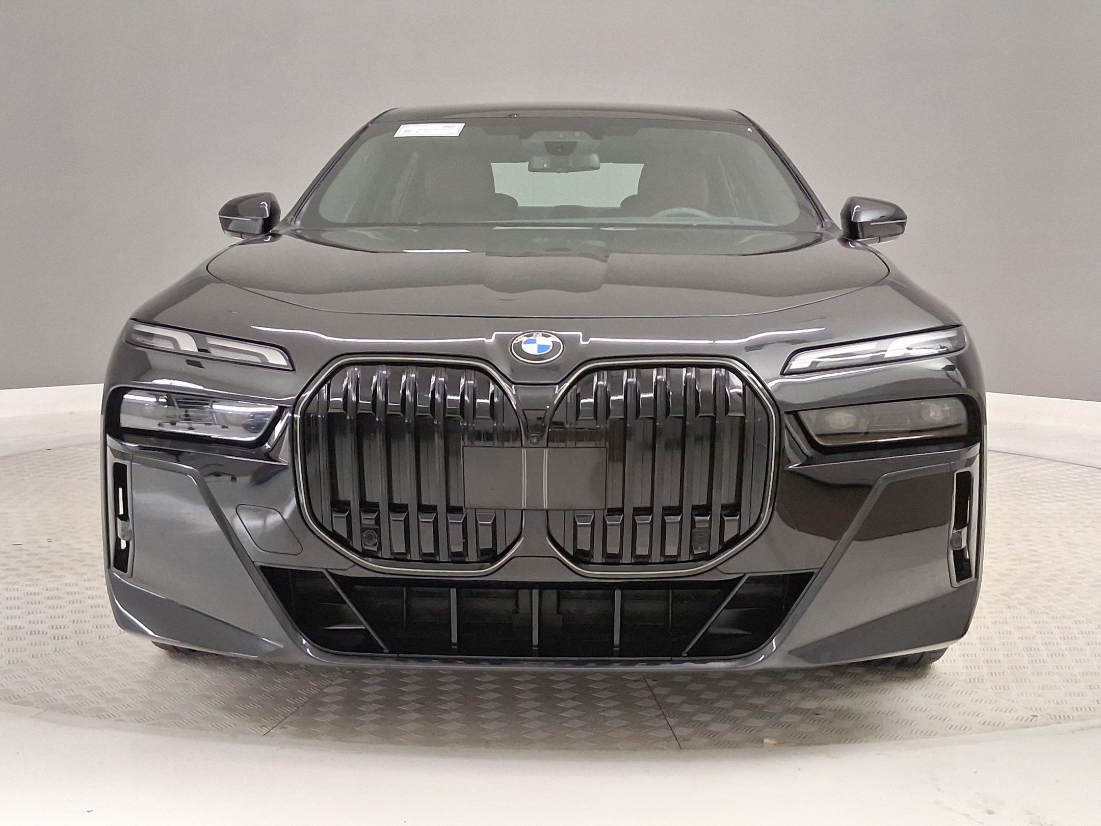 Used 2025 BMW 760i xDrive AWD/4WD image 4