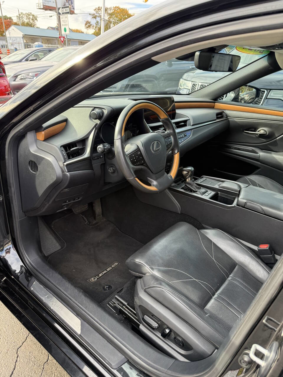 Used 2020 Lexus ES 300h w/ Luxury Package image 11