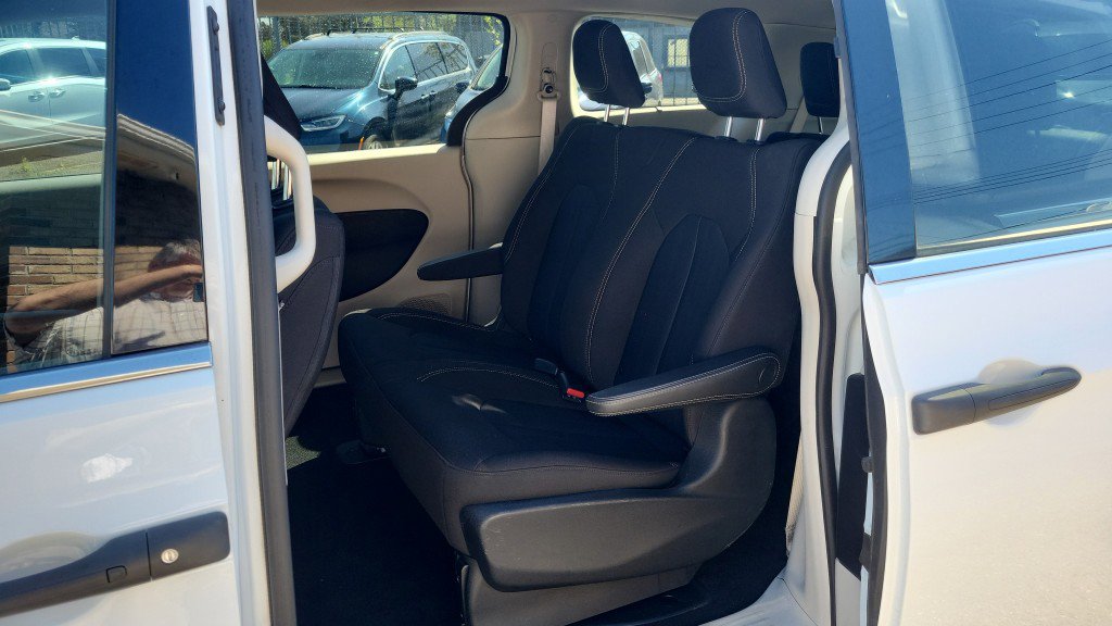 Used 2020 Chrysler Voyager L FWD image 22