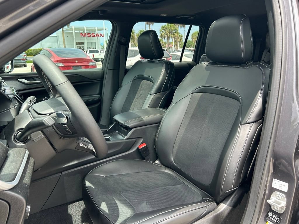 Used 2025 Jeep Grand Cherokee L Altitude RWD image 17