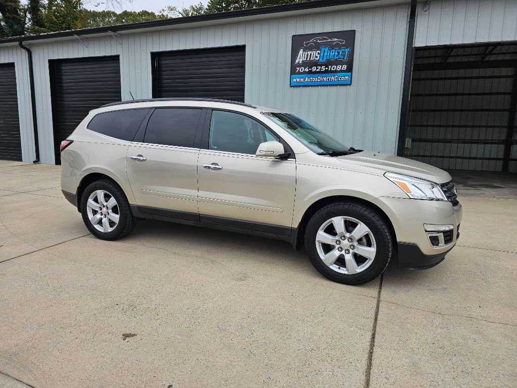 Used 2016 Chevrolet Traverse LT w/ Style and Technology Package image 2